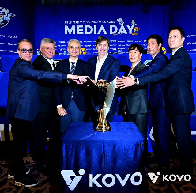 V리그 남자부 각 구단 감독들이 모여 있다. /한국배구연맹 제공