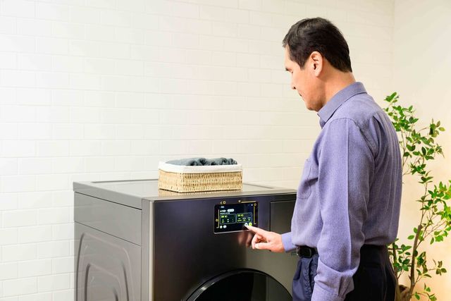 삼성전자가 15일 '흰지팡이의 날'을 맞아 시각장애인과 저시력자를 위한 AI 가전 매뉴얼 '모두를 위한 사용법'을 공개했다./삼성전자