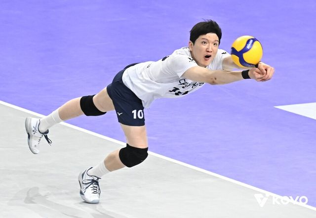 정지석이 지난 시즌 현대캐피탈과 챔피언결정전에서 몸을 날려 수비하고 있다. /KOVO 제공