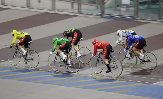 광명스피돔에서 열린 경륜 경주에 출전한 선수들이 결승선을 향해 힘차게 페달을 밟고 있다. /경륜경정총괄본부 제공