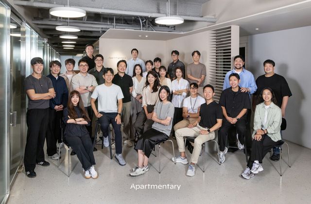 아파트멘터리가 LG전자로부터 전략적 투자를 유치했다. 아파트멘터리 임직원 단체 사진./아파트멘터리