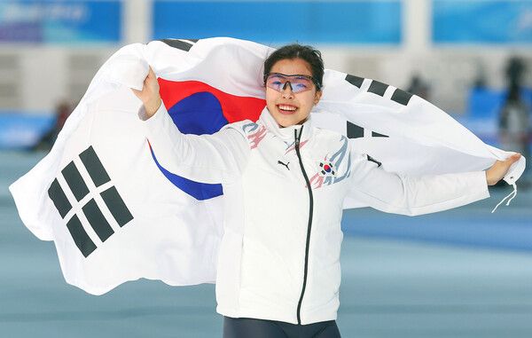 이나현이 중국 하얼빈 헤이룽장 빙상훈련센터 스피드스케이팅 오벌에서 열린 하얼빈 동계아시안게임(AG) 스피드스케이팅 여자 1000m에서 동메달을 획득한 뒤 태극기를 들고 링크를 돌고 있다. 이나현은 이날 경기에서 1분 16초 39를 기록해 동메달을 추가했다. /연합뉴스