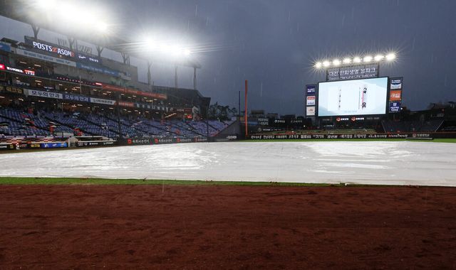 프로야구 한화 이글스와 삼성 라이온즈의 2025 프로야구 KBO 포스트시즌 플레이오프(PO·5전 3선승제) 1차전이 비로 취소됐다.&nbsp; /연합뉴스