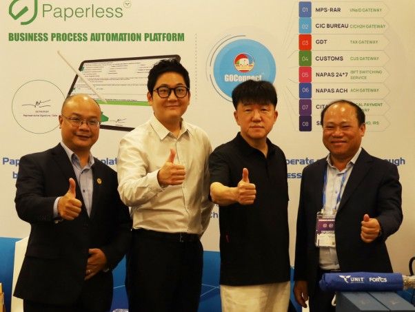 현지 행사에서 조종민(왼쪽에서 세번째) 포시에스 회장이 파트너사와 기념 촬영을 하고 있다. / 포시에스&nbsp;