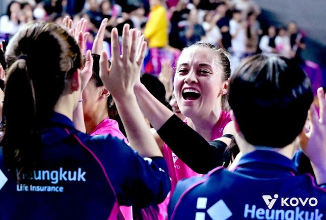 레베카가 개막전 승리 후 하이파이브하고 있다. /KOVO 제공