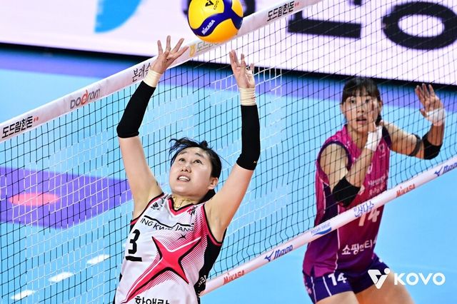 염혜선(왼쪽)이 토스를 올리고 있다. /KOVO 제공