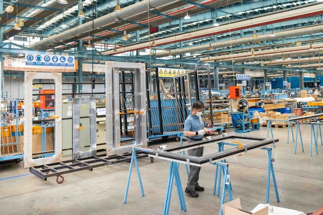 이건산업은 자회사 이건창호의 초격차 기술력인 'SUPER 진공유리'를 통해 그린리모델링 시장을 선도하고 있다./이건산업