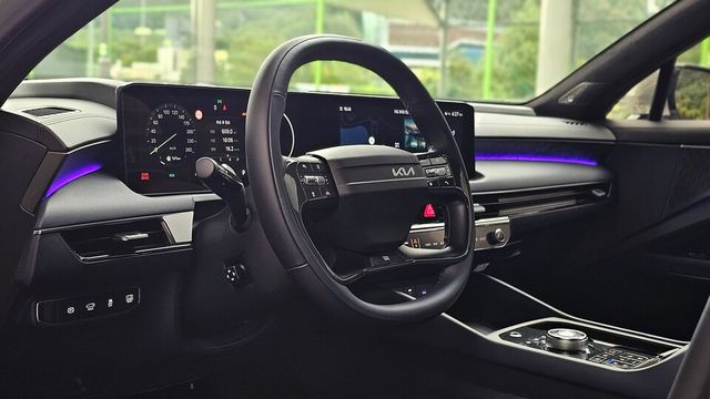 기아 '더 뉴 K8 하이브리드'의 스티어링 휠./곽호준 기자