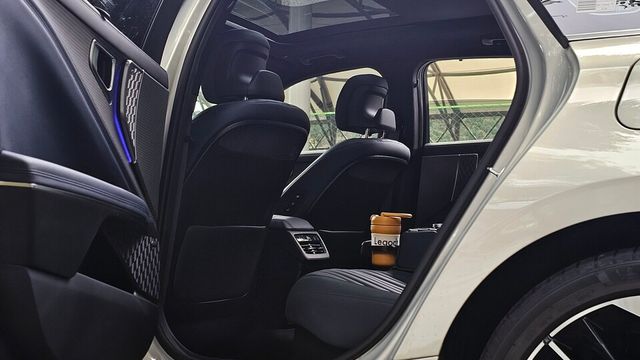 기아 '더 뉴 K8 하이브리드'의 2열 실내./곽호준 기자