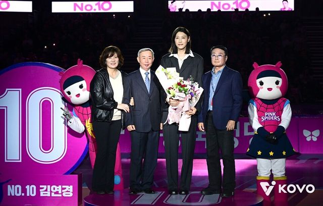 김연경(왼쪽 세 번째)이 부모님,&nbsp;김대현 흥국생명 구단주와 함께 기념 촬영하고 있다. /KOVO 제공
