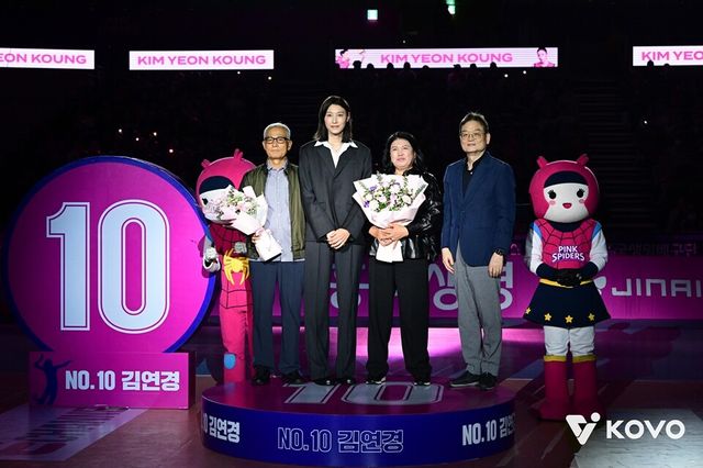 김연경(왼쪽 두 번째)이 부모님, 김대현 흥국생명 구단주와 함께 기념 촬영하고 있다. /KOVO 제공