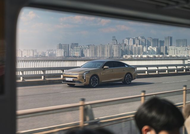 기아 '더 뉴 K8 하이브리드'의 주행 모습./기아