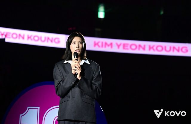 김연경이 18일 인천삼산월드체육관에서 열린 은퇴식에서 마이크를 잡고 발언하고 있다. /KOVO 제공&nbsp;