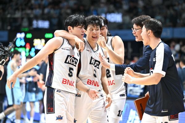 부산 KCC 선수들이 환호하고 있다. /KBL 제공