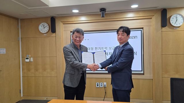 차지인 최영석(오른쪽) 대표이사와 볼보트럭코리아 박상석 대표이사가 업무 협약을 맺은 후 기념 촬영을 하고 있다. /차지인