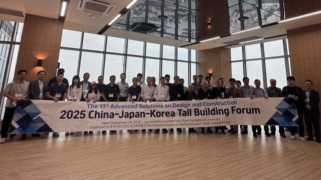 한∙중∙일 초고층 전문가들이 ‘롯데캐슬 드메르’를 견학한 후 기념촬영을 하고 있다./롯데건설