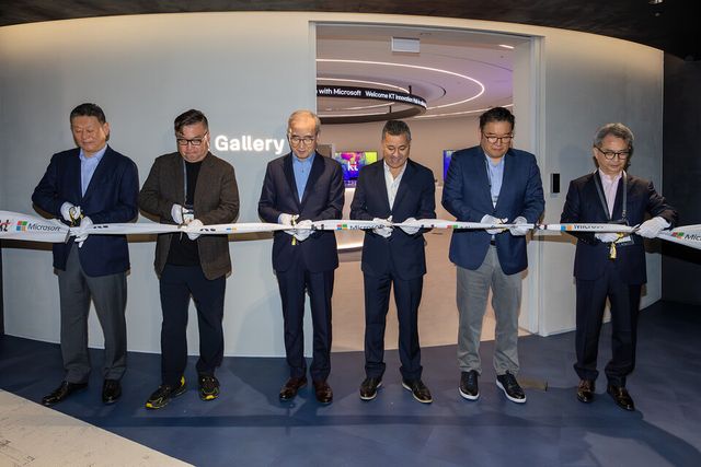 KT와 마이크로소프트 임원들이 20일 KT 광화문 West 빌딩에서 KT 이노베이션 허브의 개소를 선언하고 있다. (왼쪽부터 KT 안창용 부사장, KT 정우진 전무, KT 김영섭 대표, 마이크로소프트 자멜 가프시(Jamel Gafsi), 한국마이크로소프트 조원우 대표, KT 임현규 부사장) /KT