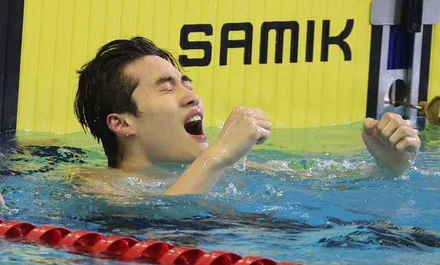 황선우가 20일 부산 동래구 사직실내수영장에서 열린 제106회 전국체육대회 수영 남자일반부 자유형 200m 결승에서 기록을 확인한 후 환호하고 있다. /연합뉴스