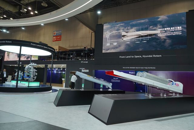 ADEX 2025 전시회에 차려진 현대로템 부스에 위치한 (왼쪽부터) 메탄엔진, 덕티드 램제트 엔진, 극초음속 이중램제트 엔진./현대로템