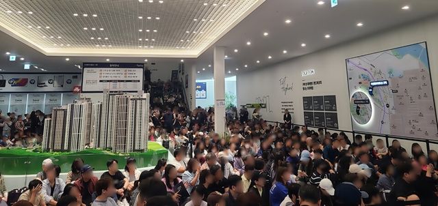 두산위브더제니스 구미 견본주택을 방문한 수요자들의 모습./두산건설