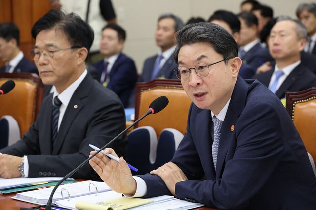 이억원&nbsp;금융위원장이 20일 서울 여의도 국회 정무위원회에서 열린 금융위원회 등에 대한 국정감사에서 의원 질의에 답하고 있다. /사진=연합뉴스