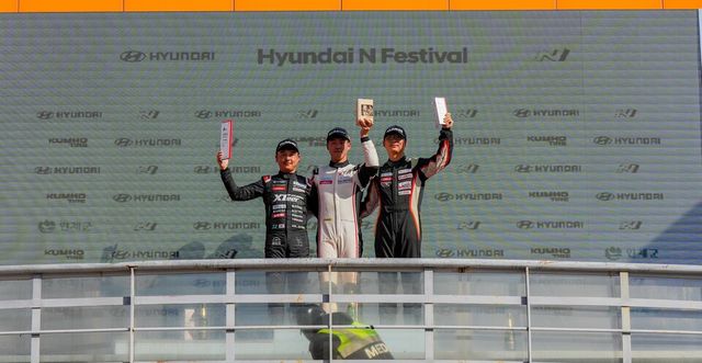 2025 현대 N페스티벌 N1 클래스 4라운드 포디움 시상. 왼쪽부터 정회원, 강동우, 김효겸./곽호준 기자