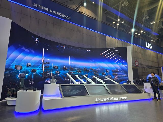 ADEX 2025 LIG넥스원 부스에 CIWS-II부터 LAMD, 천궁II, L-SAM 등 글로벌 다층 대공망 솔루션이 전시돼 있다./LIG넥스원
