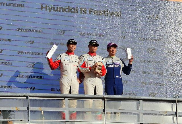 2025 현대 N페스티벌 eN1 클래스 4라운드 포디움 시상. 왼쪽부터 노동기, 이창욱, 장현진./곽호준 기자