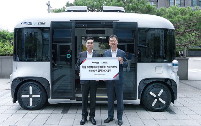 에이투지의 자율주행차 ‘로이(ROii) 앞에서&nbsp;정일택 금호타이어 사장(오른쪽)과 한지형 에이투지 대표가 포즈를 취하고 있다./금호타이어