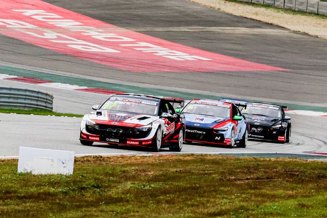 쏠라이트 인디고 레이싱의 박준성이 TCR 레이스카로 질주하고 있다,/현대N페스티벌