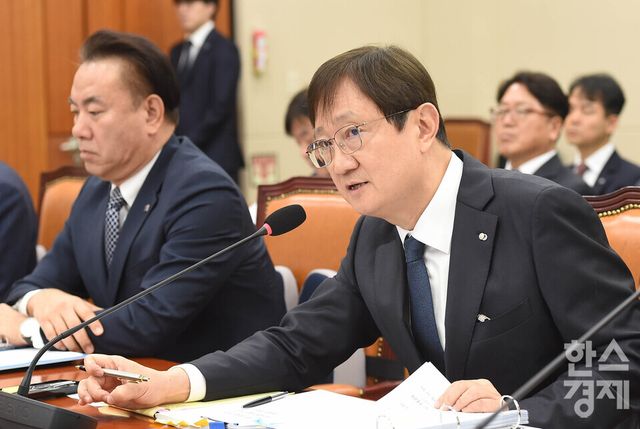 이찬진 금융감독원장이 21일 오전 서울 여의도 국회 정무위원회에서 열린 금융감독원, 예금보험공사, 서민금융진흥원 등에 대한 국정감사에서 의원 질의에 답변 하고 있다. /이호형 기자&nbsp;