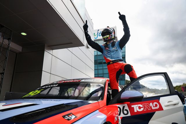 지난 18~19일 인제스피디움서 열린 '2025 TCR 월드투어' 6라운드 한국 대회에서 미켈 아즈코나 선수가 우승을 차지하고 기뻐하는 모습./현대자동차