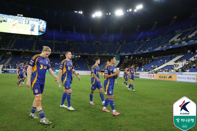 30일 울산문수축구장에서 열린 하나은행 K리그1 2025 28라운드 홈 경기에서 전북 현대에 0-2로 패한 울산 HD. /한국프로축구연맹 제공