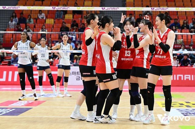 백색 유니폼의 도로공사 선수단과 적색 유니폼의 페퍼저축은행 선수단이 경기 후 대조를 이루고 있다. /KOVO 제공