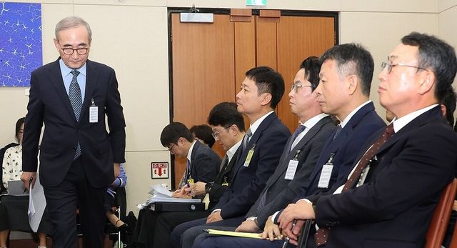 &nbsp;21일 국회 과학기술정보방송통신위원회에서 열린 정보통신기술(ICT) 분야 산하기관 국정감사에서 김영섭 KT 대표이사가 해킹사태 관련 질의에 답변 후 자리로 돌아가고 있다. (왼쪽부터)김영섭 KT 대표, 홍범식 LGU+ 대표, 조좌진 롯데카드 대표, 김광일 MBK 대표, 유영상 SKT 대표./연합뉴스