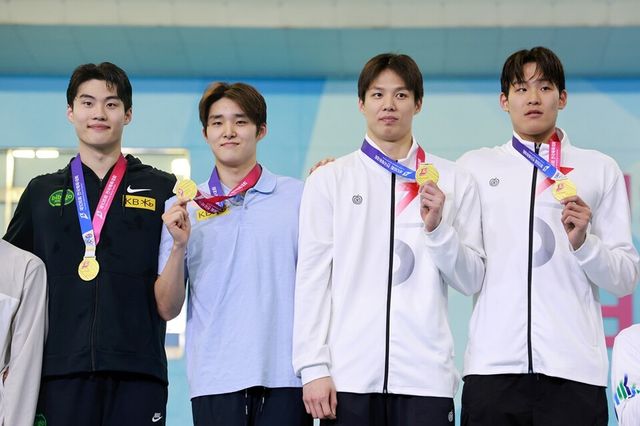황선우(왼쪽부터), 김우민, 양재훈, 김영범이 계영 800m 금메달을 차지한 뒤 기념 촬영하고 있다. /연합뉴스