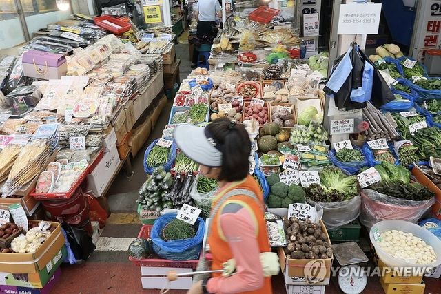 한국은행이 22일 발표한 '2025년 9월 생산자물가지수(잠정)'에 따르면 지난달 생산자물가지수는 120.54(2020년 수준 100)로, 8월보다 0.4% 상승한 것으로 집계됐다. /연합뉴스