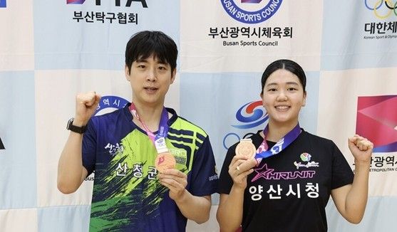 경남 소속으로 혼합복식 경기에 나선 조재준과 이정연(오른쪽)이 기념촬영을 하고 있다. 사진= 양산시청