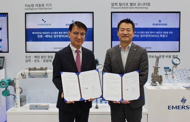 이정원 한국에머슨 영업 총괄본부장(오른쪽)과 고연수 빈센 최고기술책임자(CTO)가 22일 코마린 2025 현장에서 업무협약을 체결한 후 기념 사진을 촬영하고 있다./딜로이트 커뮤니케이션즈