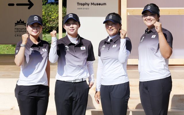 22일 경기도 고양시 뉴코리아 컨트리클럽에서 국가대항전 한화 라이프플러스 인터내셔널 크라운에 출전한 한국 대표팀이 포토콜에서 포즈를 취하고 있다. 왼쪽부터 최혜진, 김효주, 고진영, 유해란. /연합뉴스