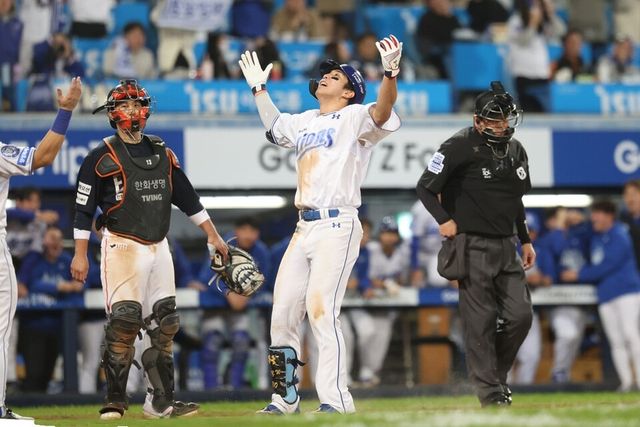 김영웅이 홈 베이스를 밟기 전 하늘을 보며 세리머니하고 있다. /삼성 라이온즈 제공
