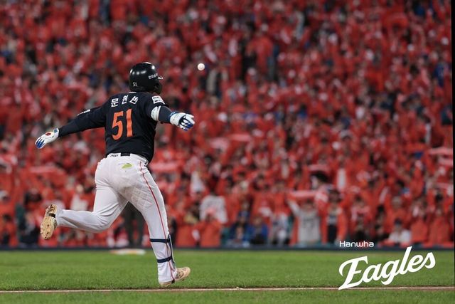 문현빈이 PO 4차전 5회 초 3점 홈런을 친 뒤 베이스를 돌고 있다. /한화 이글스 제공