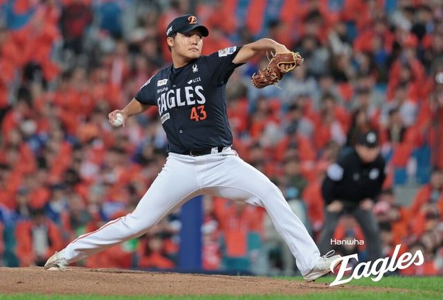 정우주가 PO 4차전 선발 등판해 투구하고 있다. /한화 이글스 제공
