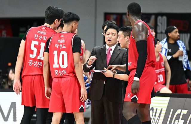 유도훈 안양 정관장 감독과 선수들의 모습. /KBL 제공