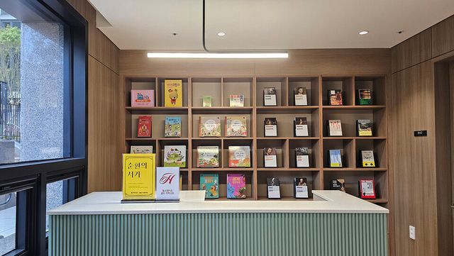 ‘순환의 서가’ 서비스가 제공될 12월 입주를 앞둔 힐스테이트 금오 더퍼스트의 작은 도서관 내부 모습./현대건설