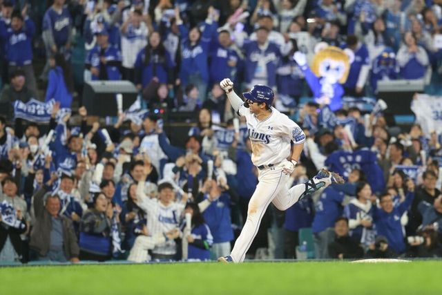 김영웅이 오른 주먹을 불끈 쥐고 베이스를 돌고 있다. /삼성 라이온즈 제공