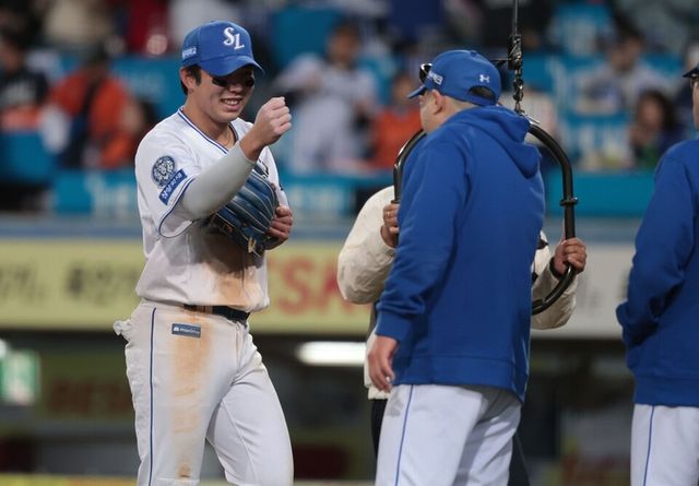 김영웅(왼쪽)과 박진만 감독이 미소 짓고 있다. /삼성 라이온즈 제공