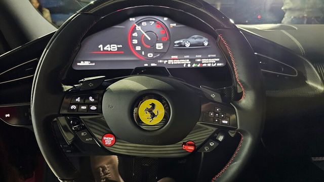 페라리 '아말피'의 스티어링휠과 계기판./곽호준 기자