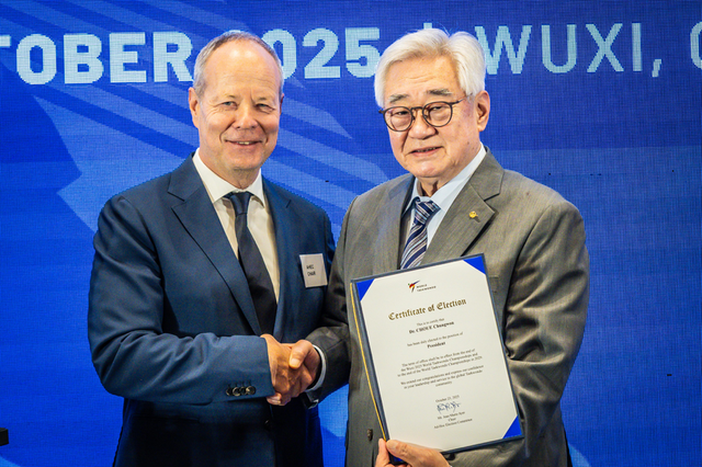 조정원 총재(오른쪽)가 당선증을 받고 기념 촬영하고 있다. /세계태권도연맹 제공