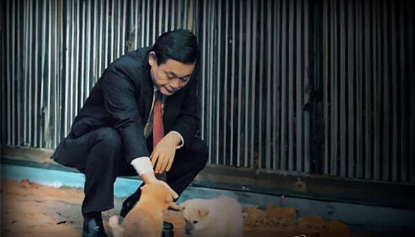 고(故) 이건희 삼성 선대회장은 생전 진돗개 순종 보존 사업을 추진하는 등 남다른 '동물 사랑'을 보였다. 이건희 선대회장이 진돗개와 함께 시간을 보내는 모습./삼성